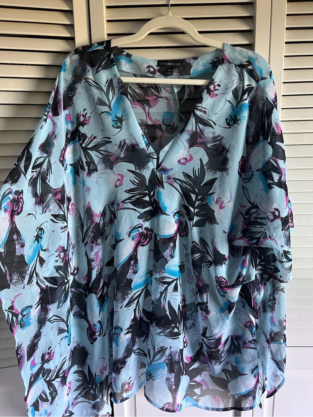 🪁 Lane Bryant Light Blue Floral V-Neck Women's Top - Chiffon Flowy-ness!